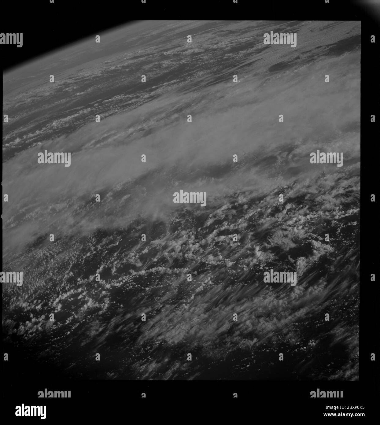 AS09-26D-3697D - Apollo 9 - Apollo 9 Missionsbild - S0-65 Multispektrale Fotografie - Erdoberfläche und Wolken; Umfang und Inhalt: Die Originaldatenbank beschreibt dies wie folgt: Beschreibung: Ansicht eines Erdobands und Wolken der Apollo 9 Crew. Die Höhe betrug 105 Meilen. Diese Bilder wurden im Rahmen des NASA S0-65 Experiments ``Multispectral Terrain Photography`` aufgenommen. Das Experiment ermöglicht die gleichzeitige Satellitenfotografie der Erdoberfläche in drei verschiedenen Spektralbereichen. Die Fotografie besteht aus vier nahezu räumlich identischen Fotografien. Die Bilder von Bodenobjekten erscheinen in derselben Stockfoto AS09-26D-3697D - Apollo 9 - Apollo 9 Missionsbild - S0-65 Multispektrale Fotografie - Erdoberfläche und Wolken; Umfang und Inhalt: Die Originaldatenbank beschreibt dies wie folgt: Beschreibung: Ansicht eines Erdobands und Wolken der Apollo 9 Crew. Die Höhe betrug 105 Meilen. Diese Bilder wurden im Rahmen des NASA S0-65 Experiments ``Multispectral Terrain Photography`` aufgenommen. Das Experiment ermöglicht die gleichzeitige Satellitenfotografie der Erdoberfläche in drei verschiedenen Spektralbereichen. Die Fotografie besteht aus vier nahezu räumlich identischen Fotografien. Die Bilder von Bodenobjekten erscheinen in derselben Stockfoto